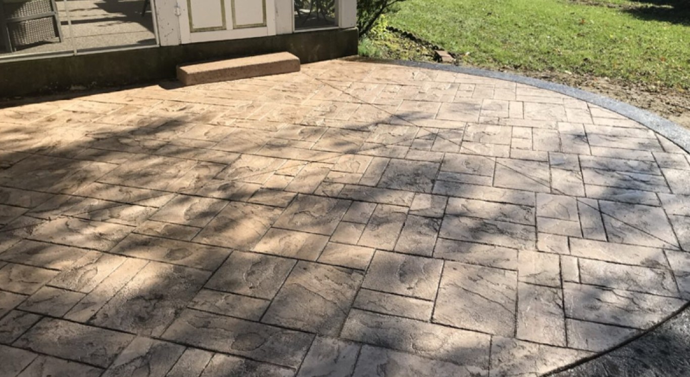 Elegant curved stamped concrete patio with decorative pattern in Metairie, LA